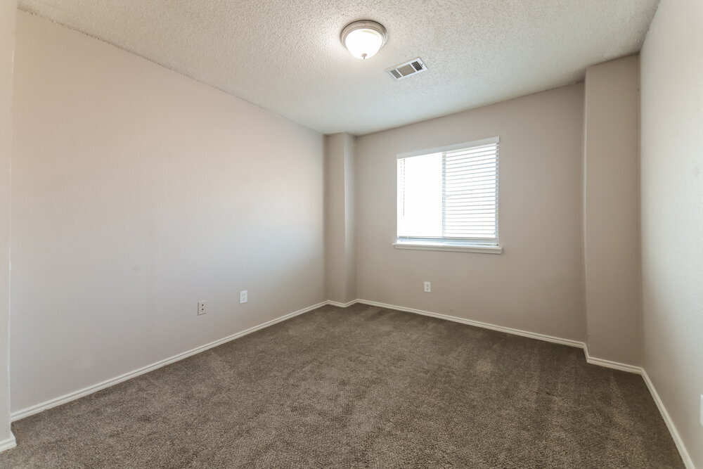 Building Photo - 5909 Iris Dr