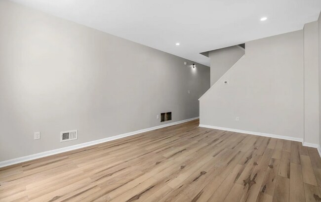 Building Photo - 221 Orleans St