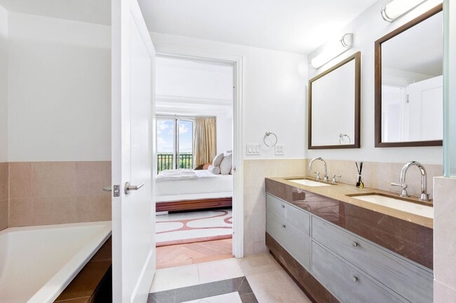 Building Photo - 160 Central Park S