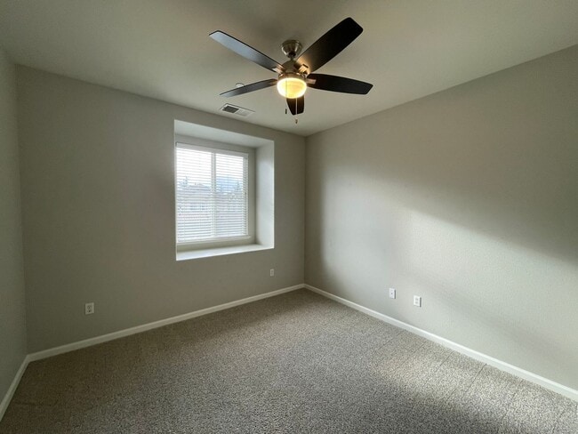 Building Photo - Nice Townhome w/ Detached Garage, Granite ...