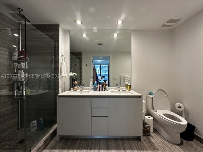 Building Photo - 1010 Brickell Ave