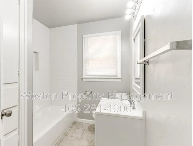 Building Photo - 1217 NE 43rd St