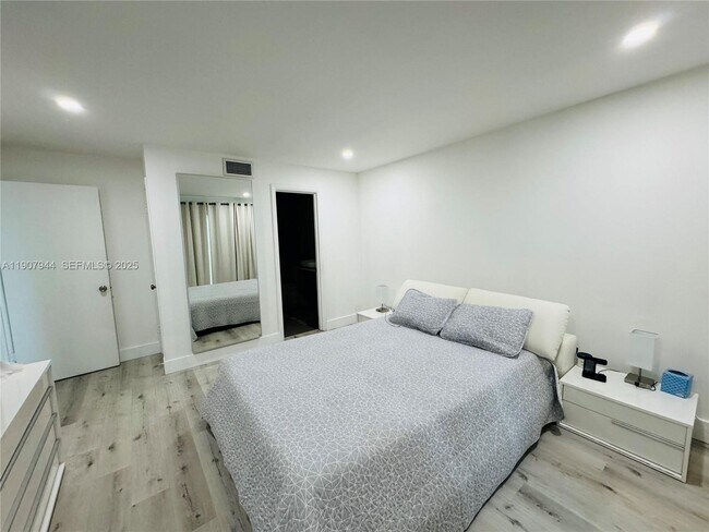 Building Photo - 1555 W 44th Pl