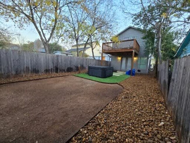 Building Photo - 2002 Rosewood Ave