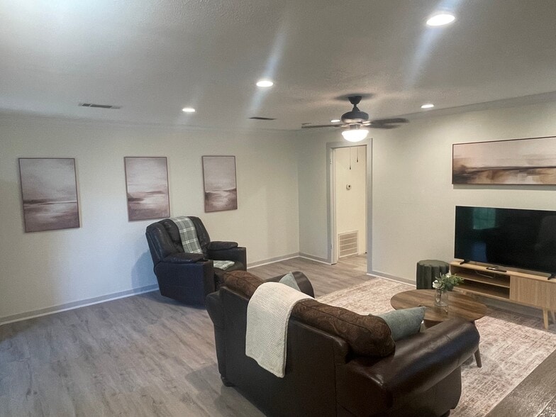 Building Photo - 2401 Amelia Ave