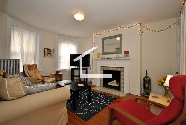 Building Photo - Central Heat/AC, In Unit Washer/Dryer, Close to Longwood, Porch