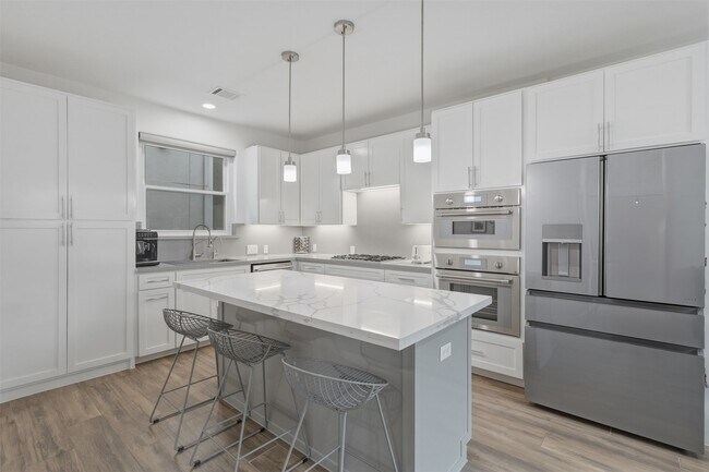 Building Photo - 5515 Venice St