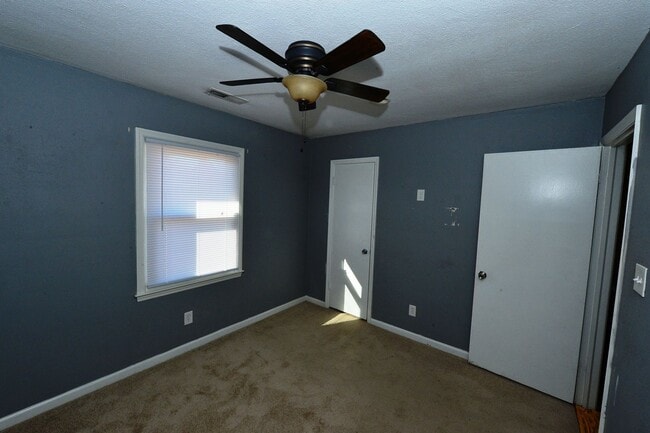 Building Photo - Nice Brick Ranch with Large yard!