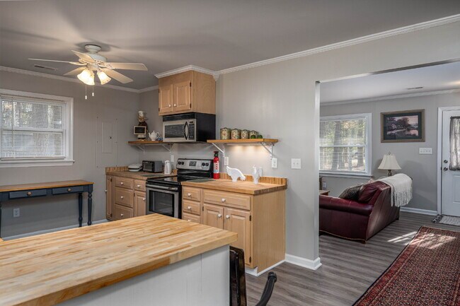 Building Photo - Charming 2-Bedroom Picturesque Furnished H...