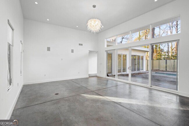 Building Photo - 935 Custer Ave SE