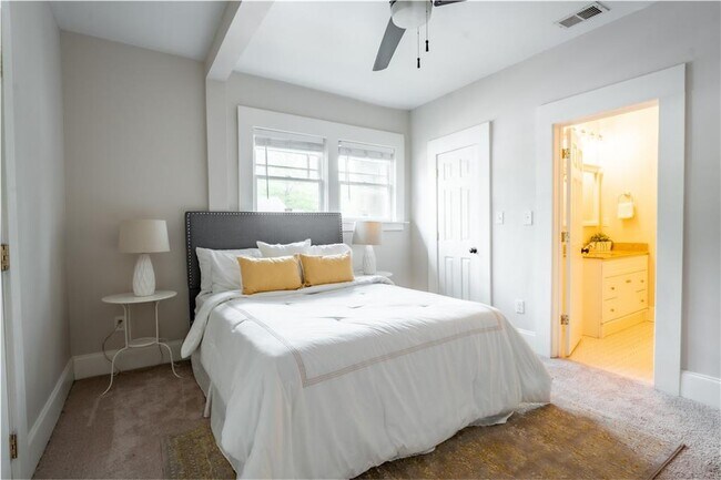 Building Photo - 875 Oakhill Ave SW