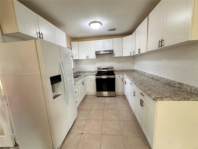 Building Photo - 1701 NW 14th Ct