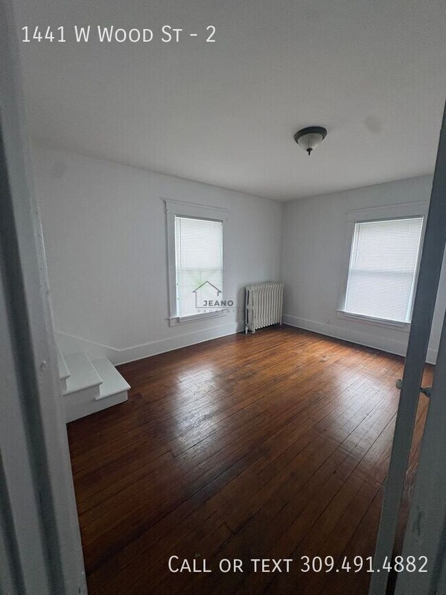 Building Photo - 1441 W Wood St