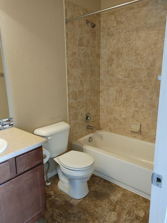 Building Photo - Stylish & Spacious 2BD Townhome in Stetson...