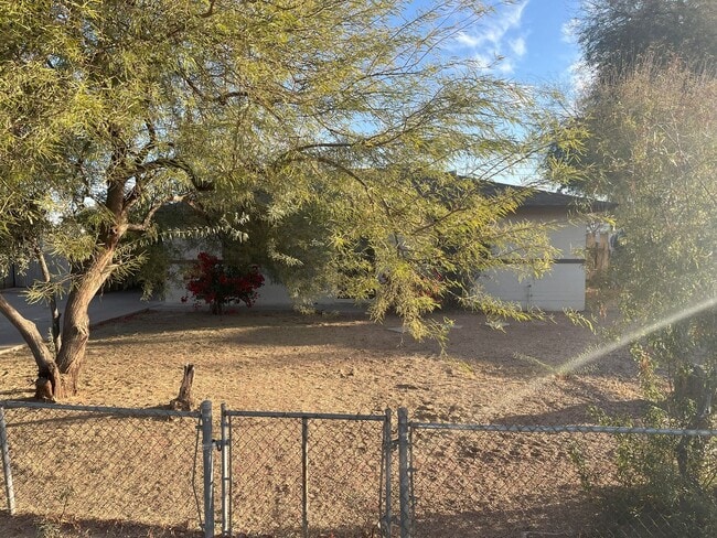 Building Photo - Fantastic 3BR/1BA West Valley Home – Spaci...