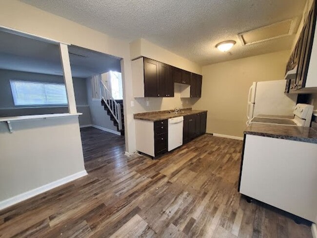 Building Photo - 3 Bedroom, 1 Bathroom split level bi-attac...