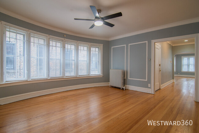 Building Photo - Spacious 3BR/1BA Apartment in South Shore ...