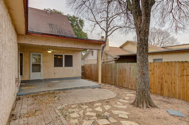 Building Photo - Charming Home with Vaulted Ceilings & Loft Near 281 & Bitters