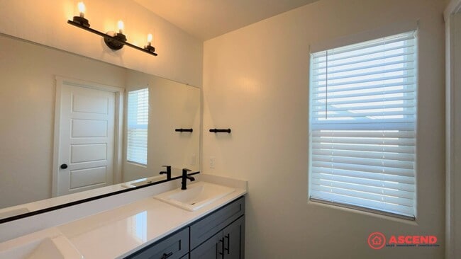 Building Photo - Lovely Home Near Frontier Highschool!