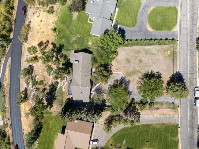 Building Photo - 531 Edgehill Dr