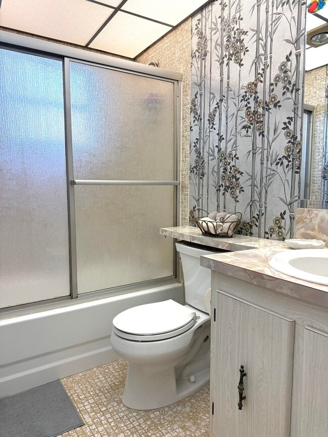 Building Photo - 894 Flanders S