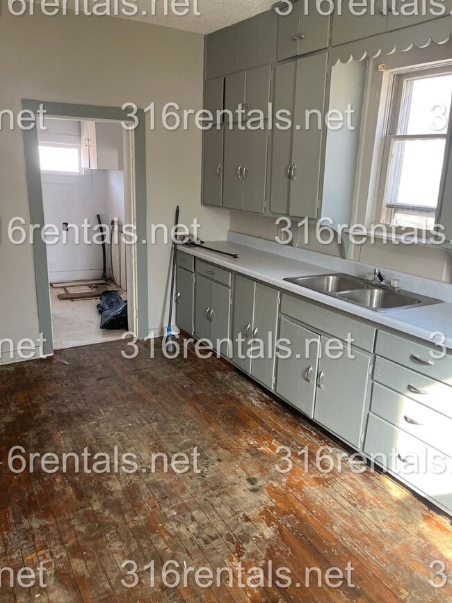 Building Photo - $795 - 2 bed 1 bath - Single Family Home