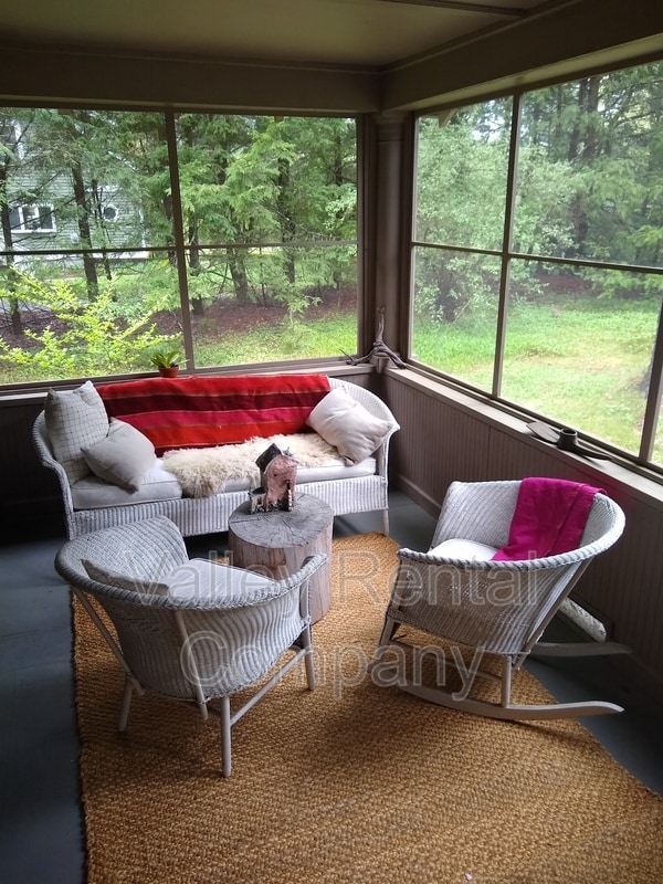 Building Photo - 323 Pelham Rd