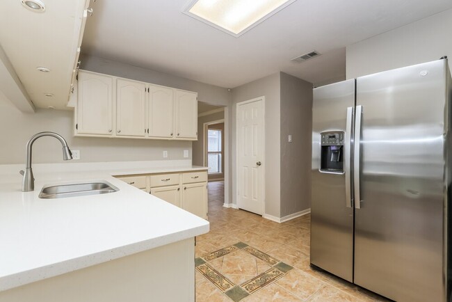 Building Photo - 2711 Knollbrook Ln