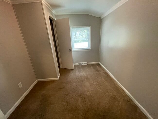 Building Photo - 3 bedroom 1 bath house available
