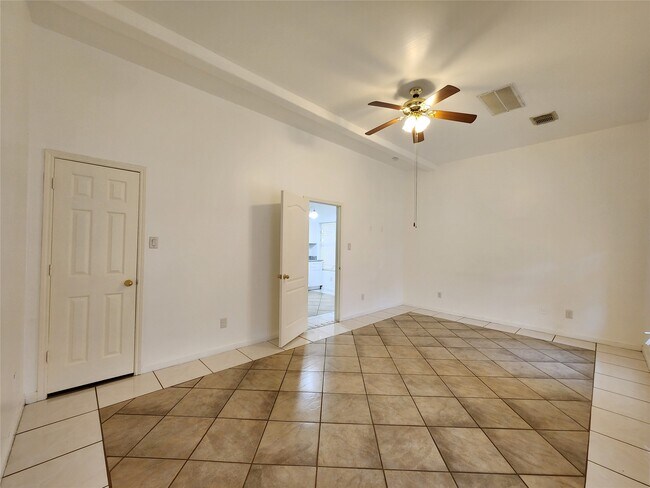 Building Photo - 5027 Creekmont Dr