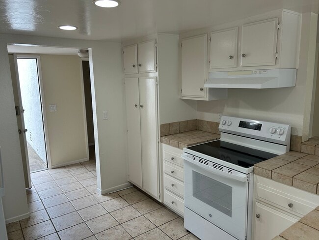 Building Photo - 3 Bedroom Home Near UCSD, UTC Mall, and Be...