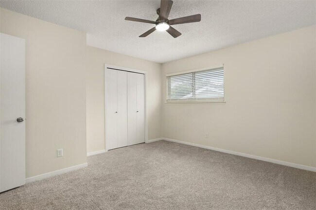 Building Photo - 831 Silverpines Rd