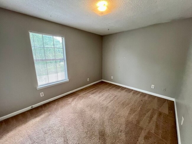 Building Photo - 2 Bed, 1.5 Bath Townhouse with Fireplace i...
