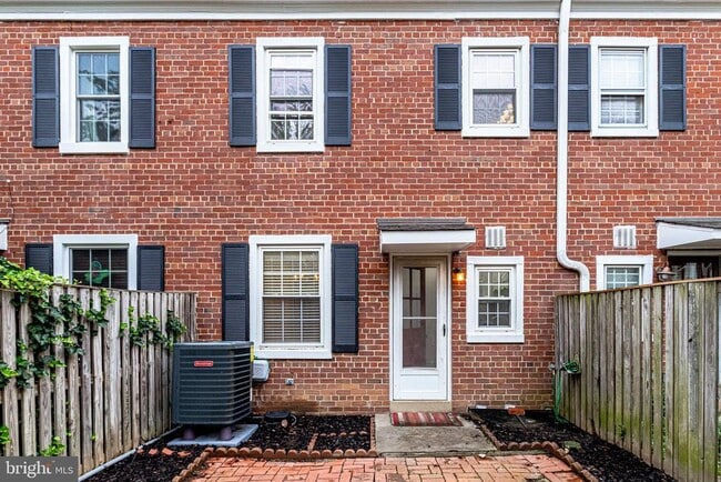 Building Photo - 2822 S Buchanan St