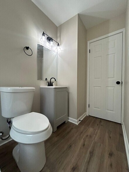 Building Photo - Fully Renovated 3-Bedroom Home – Move-In R...