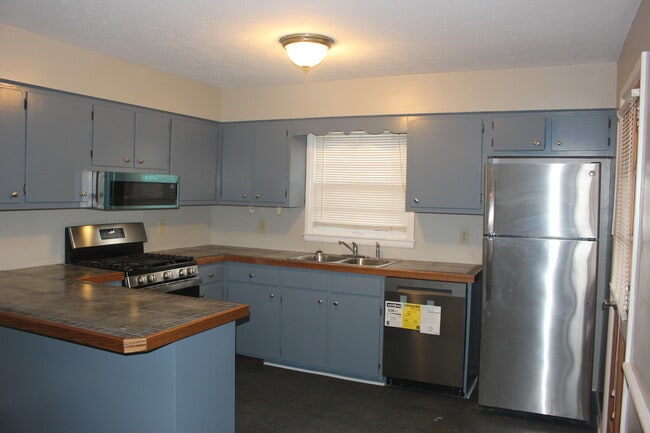 Building Photo - 246 Hill N Dale Rd