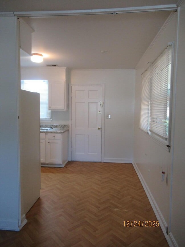 Building Photo - 326 W Hampton Ave