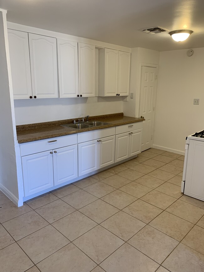 Kitchen - 1508 W Sahuaro Dr