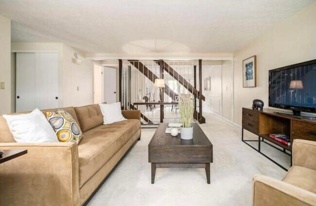 Building Photo - 1681 Saint Albans Ct