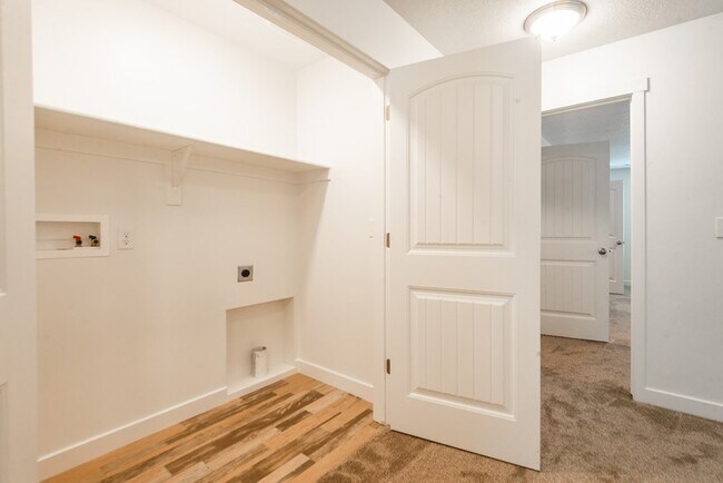 Building Photo - 461 S Day Dream Ln