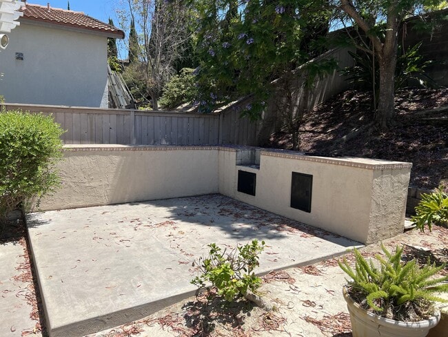 Building Photo - 1176 Saratoga Ct