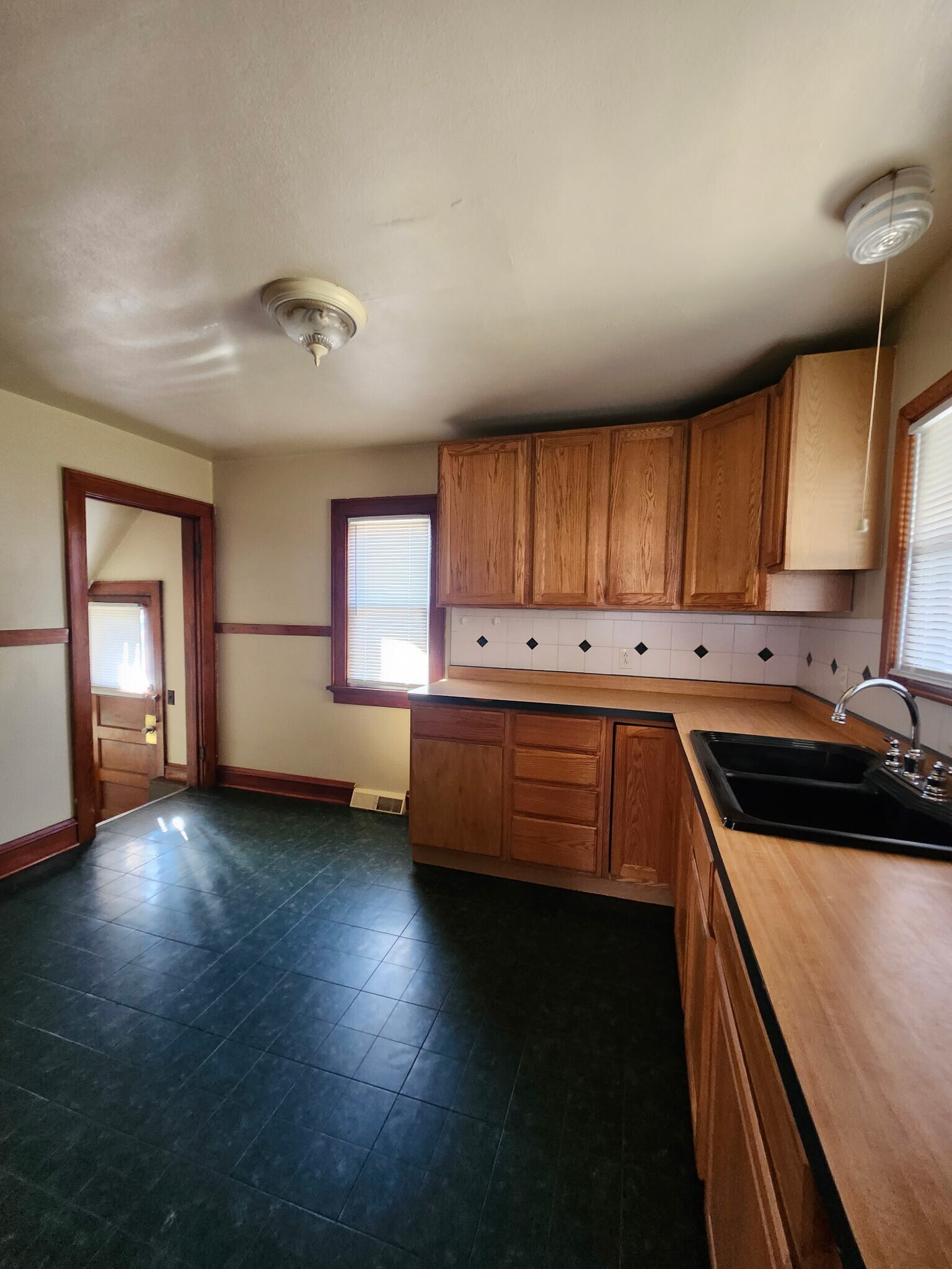 Building Photo - 5923 N 38th St