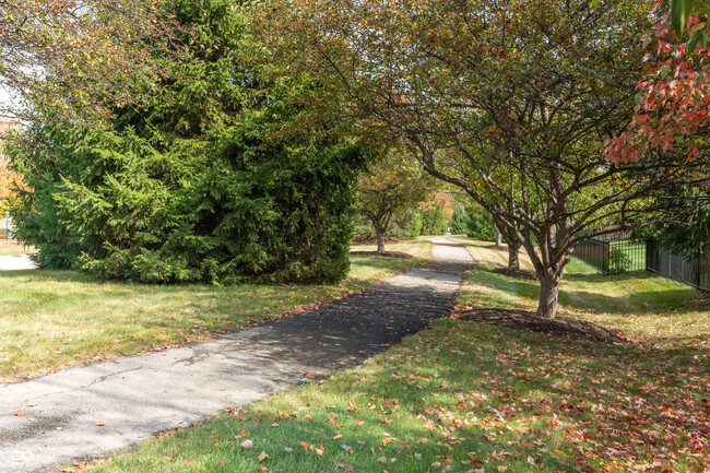 Building Photo - 5886 Hollow Oak Trail