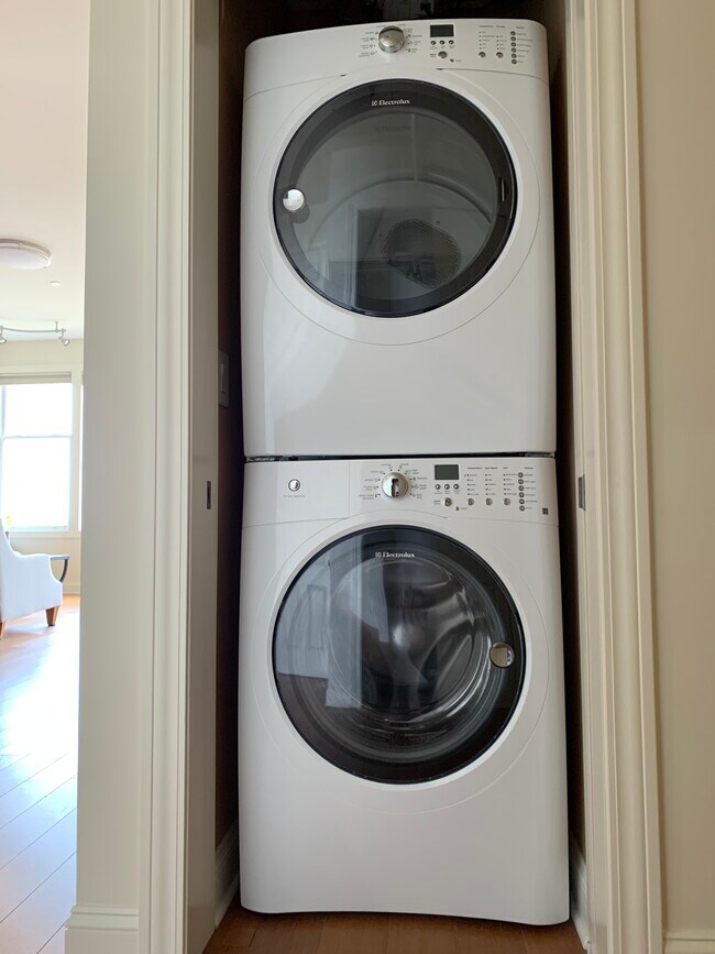 Building Photo - 540 S Lakeshore Blvd