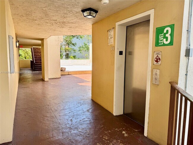 Building Photo - 8810 Fontainebleau Blvd