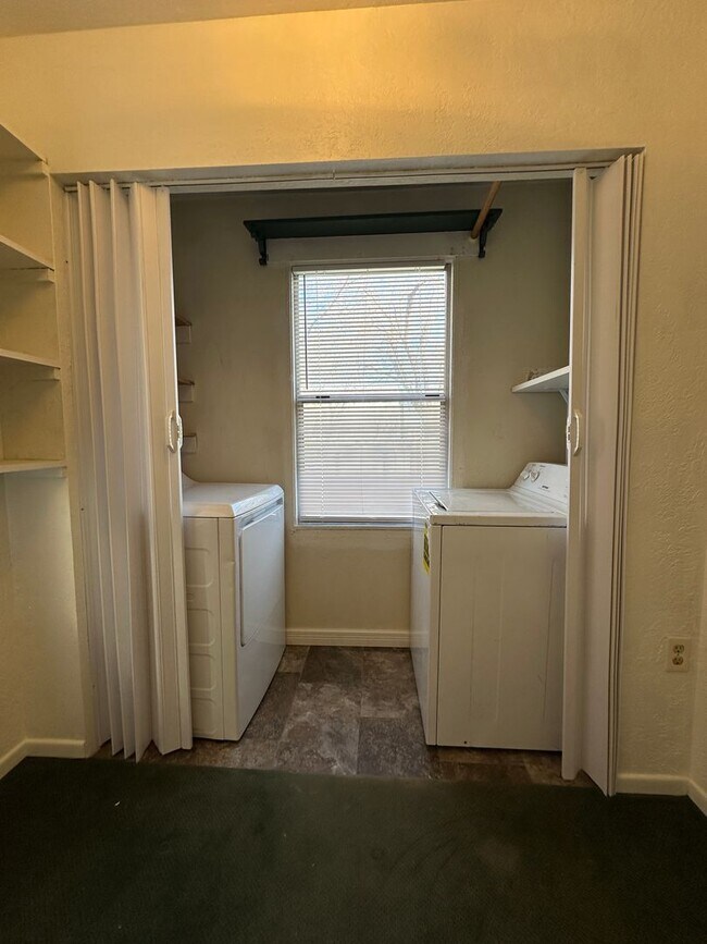 Building Photo - Cozy Rambler with Backyard Close to Columb...