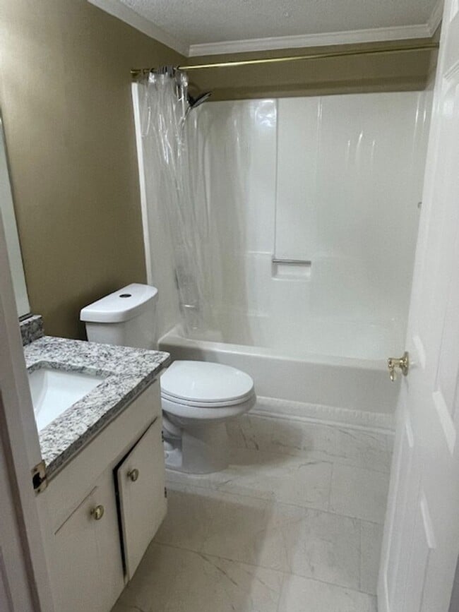 Building Photo - Perfectly located condo in Winston-Salem