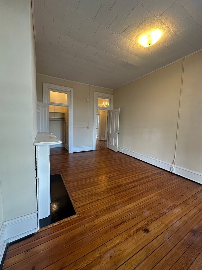 Building Photo - 708 Court St