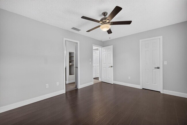 Building Photo - 825 SE Starflower Ave