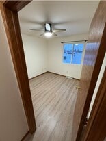 Building Photo - 1021 Rolling Meadows Dr